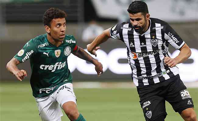 Marcos Rocha disputa bola com o atleticano Diego Costa: fora da final, mas confiante no ttulo 
