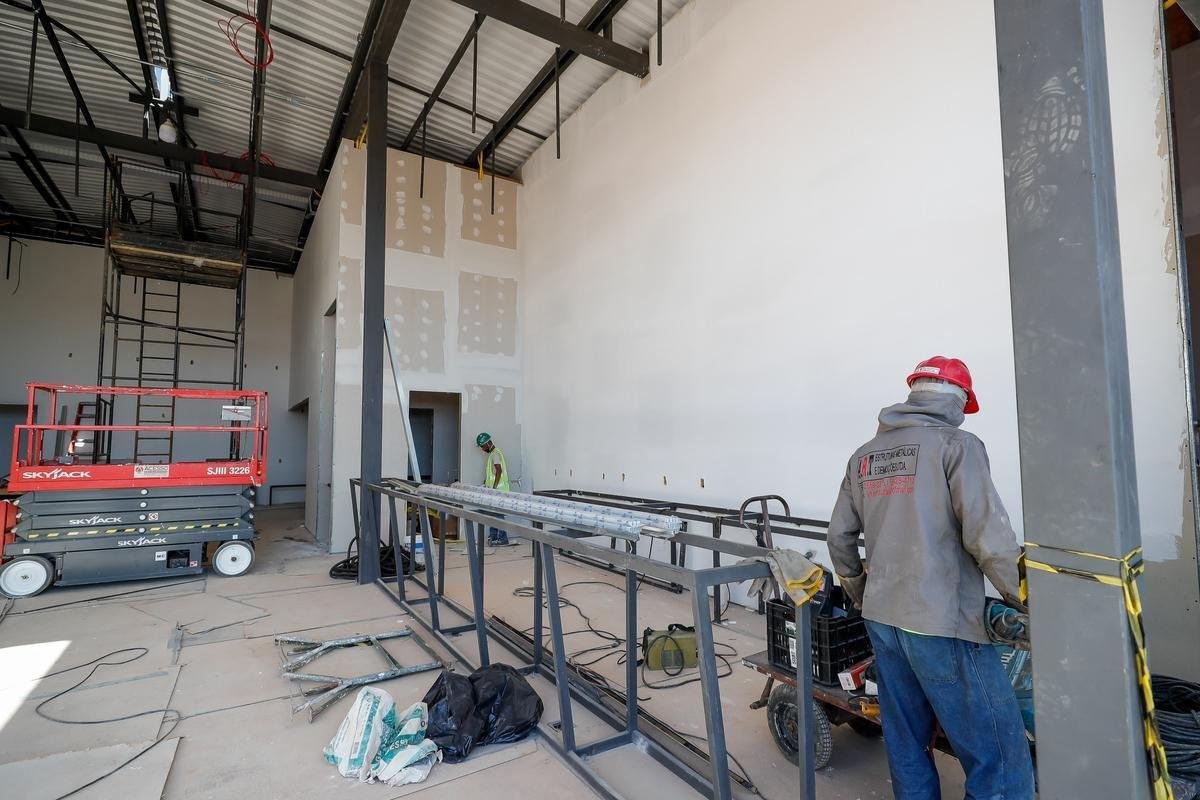 Ideia  mostrar a realidade das obras de construo do estdio do Galo
