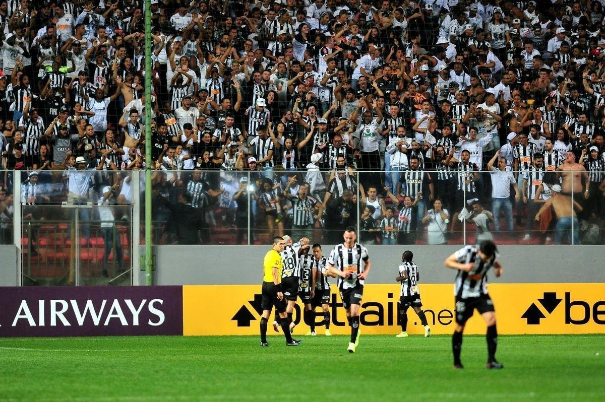 Lances do primeiro tempo de Atltico x La Equidad, no primeiro tempo
