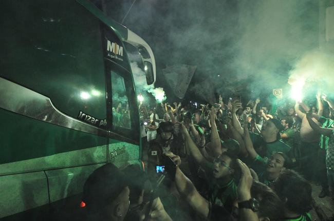 Fotos da torcida do Amrica nos arredores do Independncia, em Belo Horizonte, antes da bola rolar para o jogo contra o So Paulo, nesta quinta-feira (18). Partida valida pela volta das quartas de final da Copa do Brasil. 