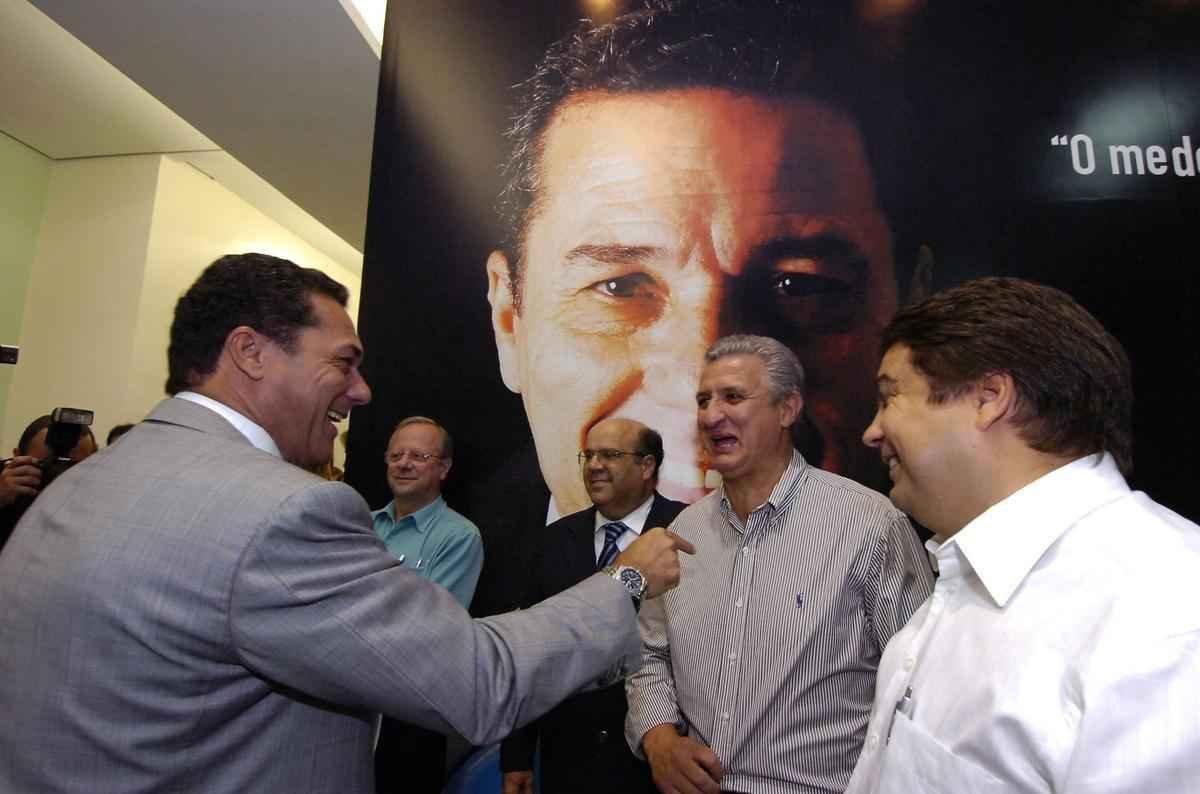 11/02/2008 - O tcnico de futebol do Palmeiras, Vanderlei Luxemburgo, gerente de futebol do Cruzeiro, Eduardo Maluf, o presidente do Ipatinga,Itair Machado, durante a inaugurao franquia do Instituto Vanderlei Luxemburgo localizado na rua Goncalves Dias, 746, na regiao da Savassi, em Belo Horizonte. O objetivo do instituto e o ensino de extenso e ps-graduao em reas de conhecimento do esporte