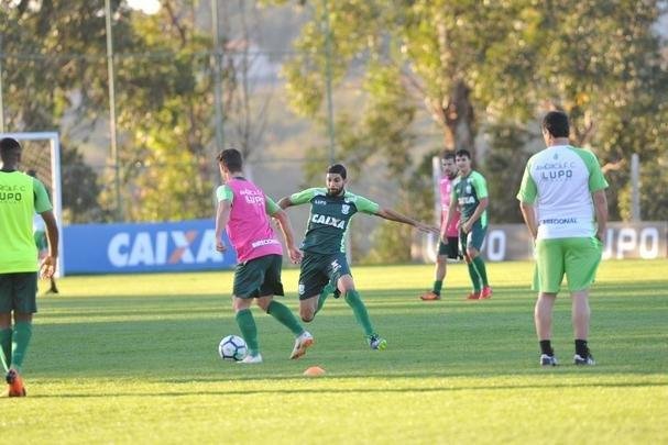 Depois de reunio com elenco e diretoria, Adilson Batista observou treino comandado por Drubscky no Amrica
