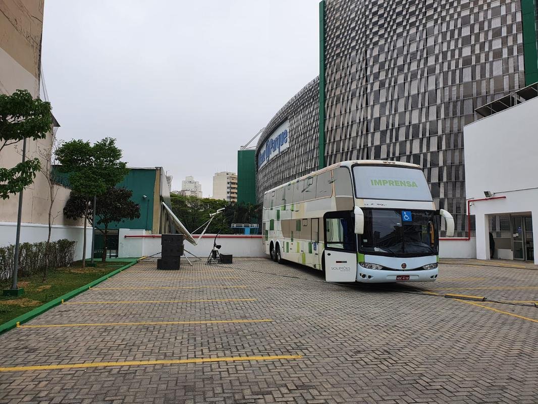 Mesmo com o Allianz Parque fechado para o pblico, o entorno do estdio do Palmeiras reuniu muitos torcedores que vo acompanhar a semifinal contra o Atltico em bares e restaurantes (Tlio Kaizer/EM/D. A Press)