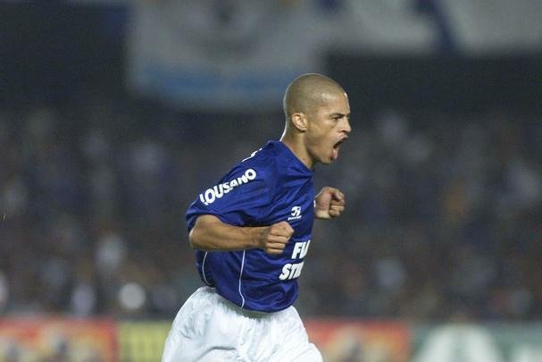 Em junho de 2003, o Cruzeiro deu o segundo passo para alcanar a indita Trplice Coroa. No dia 11 daquele ms, no Mineiro, o time dirigido por Vanderlei Luxemburgo conquistou a Copa do Brasil ao derrotar o Flamengo por 3 a 1. Os gols foram de Deivid, Aristizbal e Luiso. Alex no marcou, mas voltou a dar show em campo, assim como j havia feito no empate por 1 a 1 no duelo de ida, no Maracan, quando fez gol de letra. Aquele foi o quarto ttulo celeste no torneio de mata-matas e deu ainda mais confiana ao elenco para tambm faturar o Brasileiro no segundo semestre de 2003.