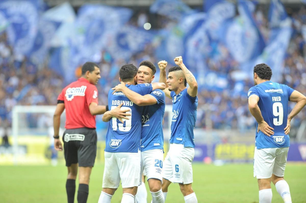 Fotos do gol de Marquinhos Gabriel, do Cruzeiro, sobre o Atltico, na primeira partida da deciso do Mineiro; Meia-atacante chutou de perna esquerda, e a bola entrou no canto direito de Victor aps desvio em Leonardo Silva