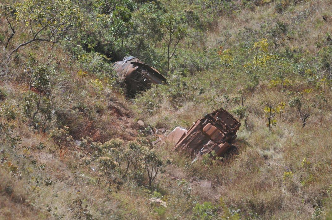 Foto do Mirante do Jatobá, em Brumadinho, local onde o volante Henrique, do Cruzeiro, sofreu acidente de carro na sexta-feira (26/6). Carro do jogador é o que está mais ao fundo nesta imagem. (Alexandre Guzanshe / EM DA PRESS)