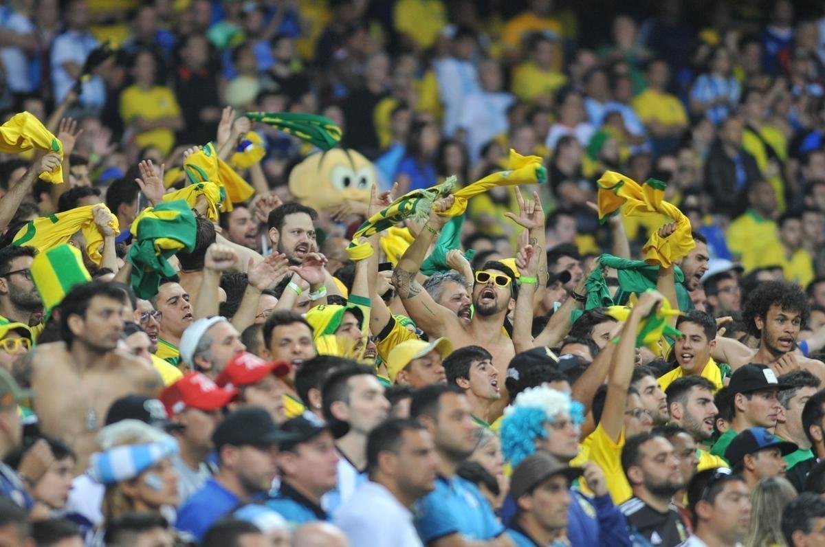 Fotos das torcidas de Brasil e Argentina, no Mineiro, no clssico vlido pela semifinal da Copa Amrica