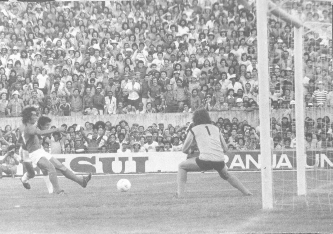 1977 - Internacional 0 x 1 Cruzeiro, pelo Grupo 2 da semifinal (Joozinho). Clube celeste entrou na segunda fase por ter sido campeo do ano anterior.