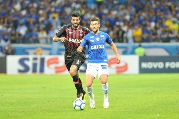 Lances do primeiro tempo do duelo entre Cruzeiro e Atltico, no Mineiro, pelas oitavas de final da Copa do Brasil