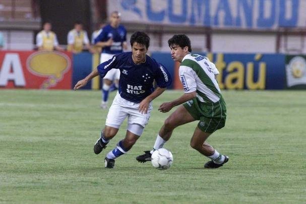 Carinhosamente chamado de 'Talismã' por ser decisivo nos minutos finais das partidas, Alessandro jogou pelo Cruzeiro entre 2001 e 2002 e marcou 16 gols: quatro na Libertadores de 2001, três no Mineiro de 2001, dois na Sul-Minas de 2002, três no Supercampeonato Mineiro de 2002 e quatro no Campeonato Brasileiro de 2002. Conhecido por comemorar dando cambalhotas, o atacante foi para o Atlético em 2003.