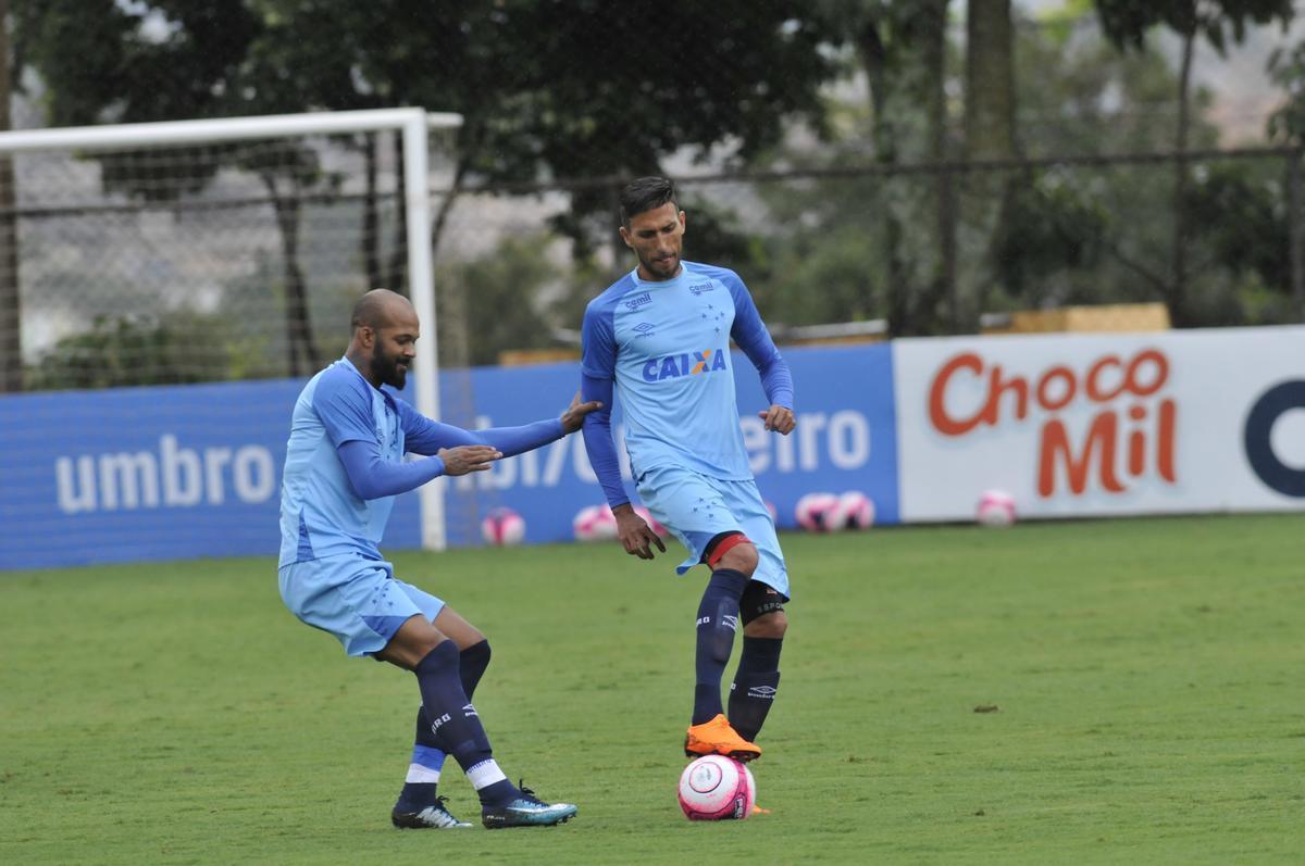 Em atividade na Toca da Raposa II, tcnico Mano Menezes mostrou provvel escalao do Cruzeiro para o jogo contra o Boa: Rafael; Nonoca, Ded, Digo e Marcelo Hermes; Lucas Romero e Bruno Silva; Rafael Sobis, Thiago Neves e Mancuello; Raniel (fotos: Juarez Rodrigues/EM D.A Press)