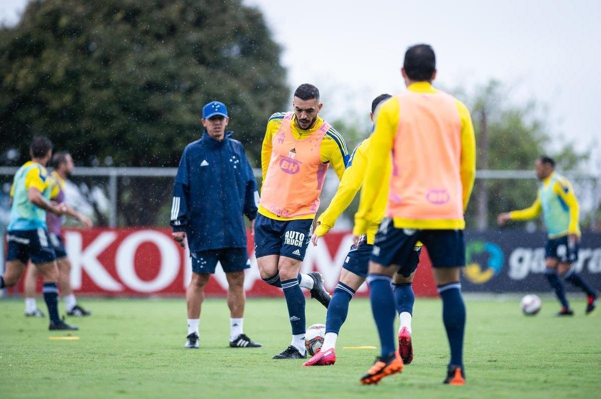 Jogadores do Cruzeiro treinaram na manh deste domingo na Toca da Raposa II