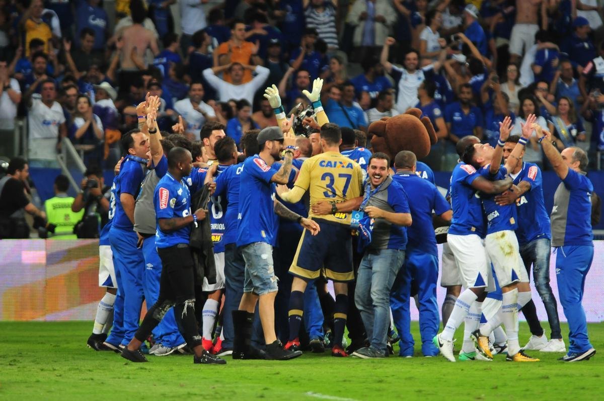 De Henrique a Thiago Neves, passando pela defesa de Fbio; a emoo dos cruzeirenses