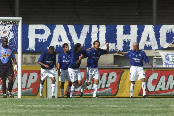 Fred em ação pelo Cruzeiro entre 2004 e 2005
