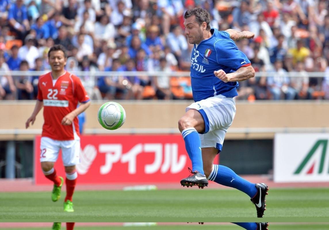 Centroavante com 123 gols em 190 jogos pela Inter de Milão, o italiano Christian Vieri se preparou durante quatro meses no Rio de Janeiro para defender o Boavista no Campeonato Carioca de 2011. Contudo, em razão de um problema pessoal, desistiu de entrar em campo. Em 2010, quando tinha 37 anos, o veterano foi especulado no Botafogo-SP.