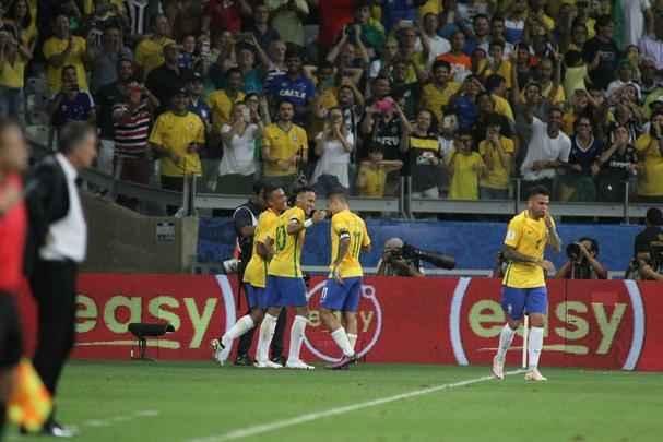 Alegria de Neymar no Mineiro e decepo de Messi, visivelmente abatido no jogo
