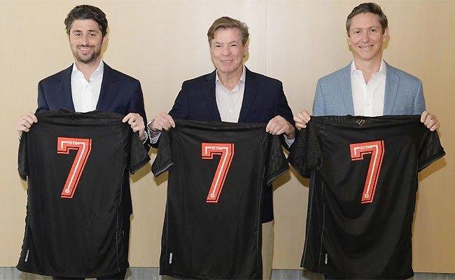Presidente Jorge Salgado posa com Josh Wander, s�cio da 777 Partners, e Juan Arciniegas, diretor da empresa
