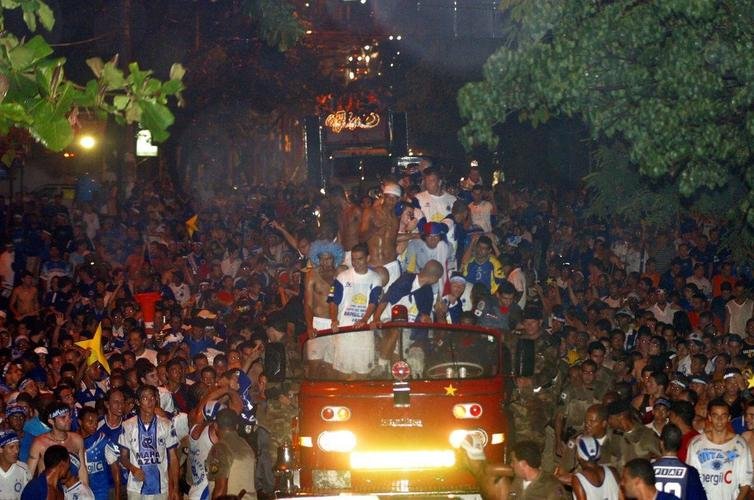 Em 30 de novembro de 2003, o Cruzeiro venceu o Paysandu por 2 a 1, no Mineiro, e confirmou o bicampeonato brasileiro. Logo depois da partida, jogadores, comisso tcnica e diretoria desfilaram em carro aberto pelas ruas de Belo Horizonte e levaram milhares de torcedores ao delrio.