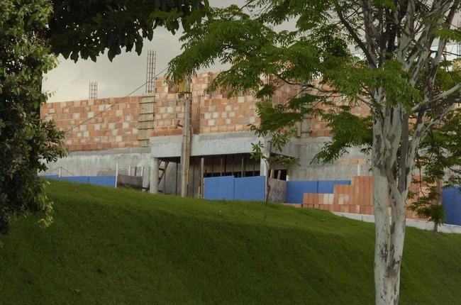 Fotos das obras de ampliao do hotel e de prdios administrativos da Toca da Raposa II, centro de treinamentos do Cruzeiro, em 2009