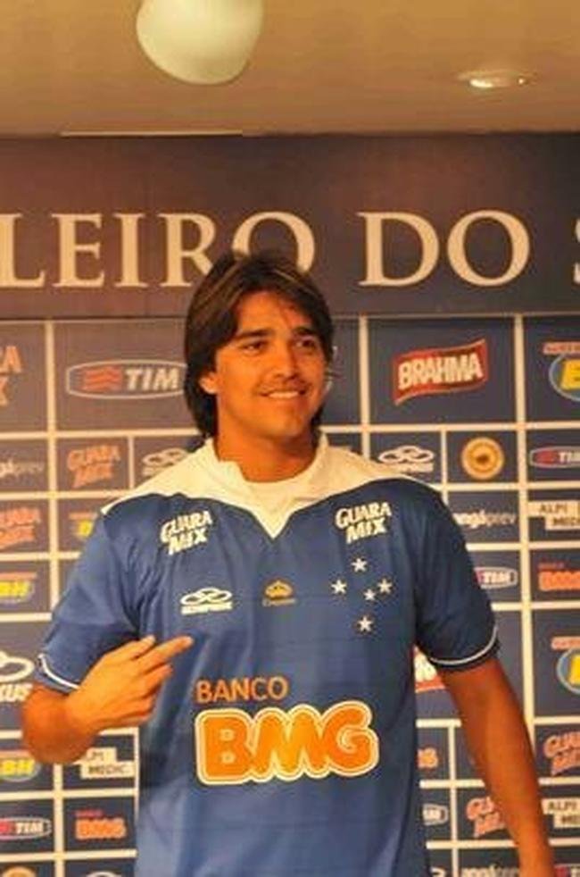 Imagens da apresentao do atacante Marcelo Moreno na Toca da Raposa II