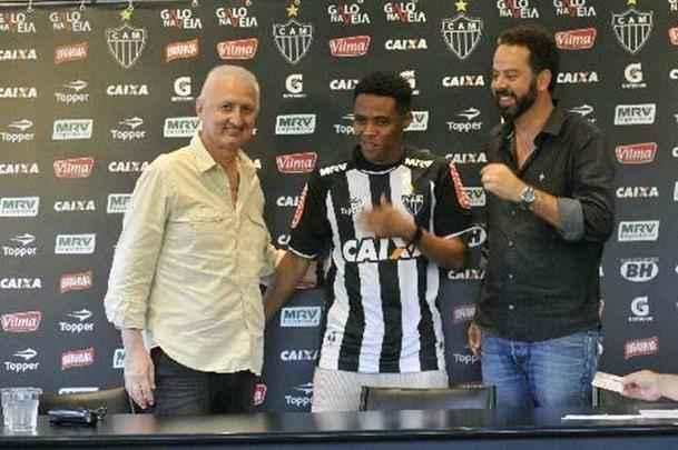 Apresentação do jogador do Atlético, o meia Elias, no Centro de Treinamento (Cidade do Galo). Na foto, Eduardo Maluf, diretor de futebol, e Daniel Nepomuceno, presidente.