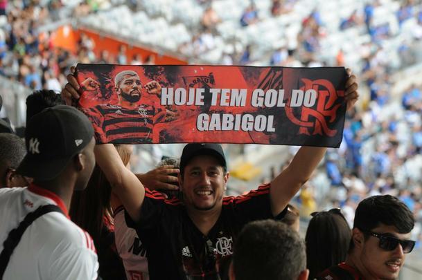 Torcidas de Cruzeiro e Flamengo fizeram a festa em duelo das equipes no Mineiro