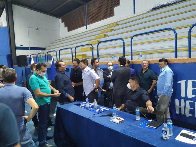 Ronaldo compareceu  votao da venda da SAF do Cruzeiro no Barro Preto e foi muito assediado por conselheiros do clube