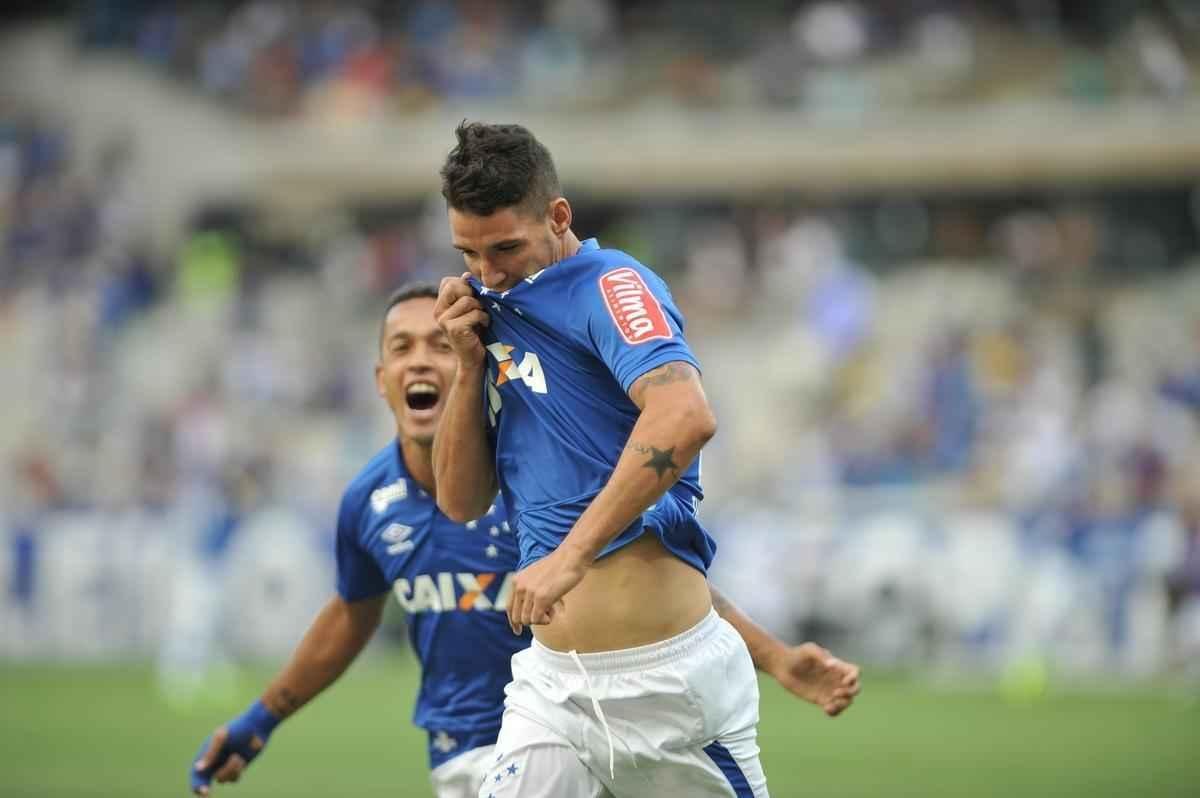 Imagens do primeiro tempo: Cruzeiro abriu o placar com um minuto de jogo, gol de Thiago Neves