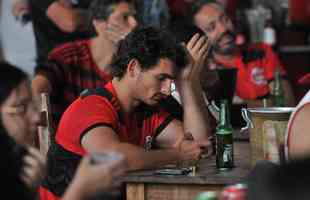 Flamenguistas ficaram arrasados em bares de BH com derrota para o Atlético nos pênaltis, por 8 a 7. Alguns rubro-negros choraram no Bar Leblon, no bairro Prado