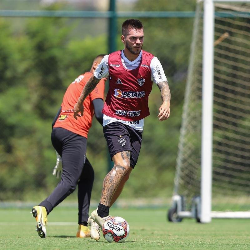 Treino do Atlético em campo. Jogadores fizeram atividade pela manhã no gramado. No período da tarde, trabalho foi na academia