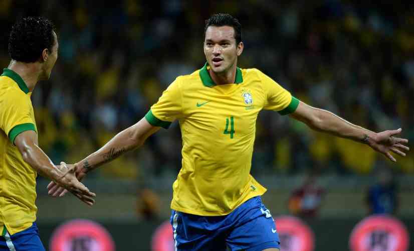 Rver - Fez um gol em amistoso da Seleo Brasileira, contra o Chile, no Mineiro, em 2013. O jogo terminou empatado em 2 a 2.
