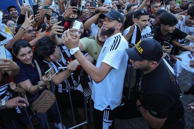 No fim da tarde desta sexta-feira (4/3), delega��o do Atl�tico desembarcou em Governador Valadares, onde enfrentar� o Democrata pelo Campeonato Mineiro.
