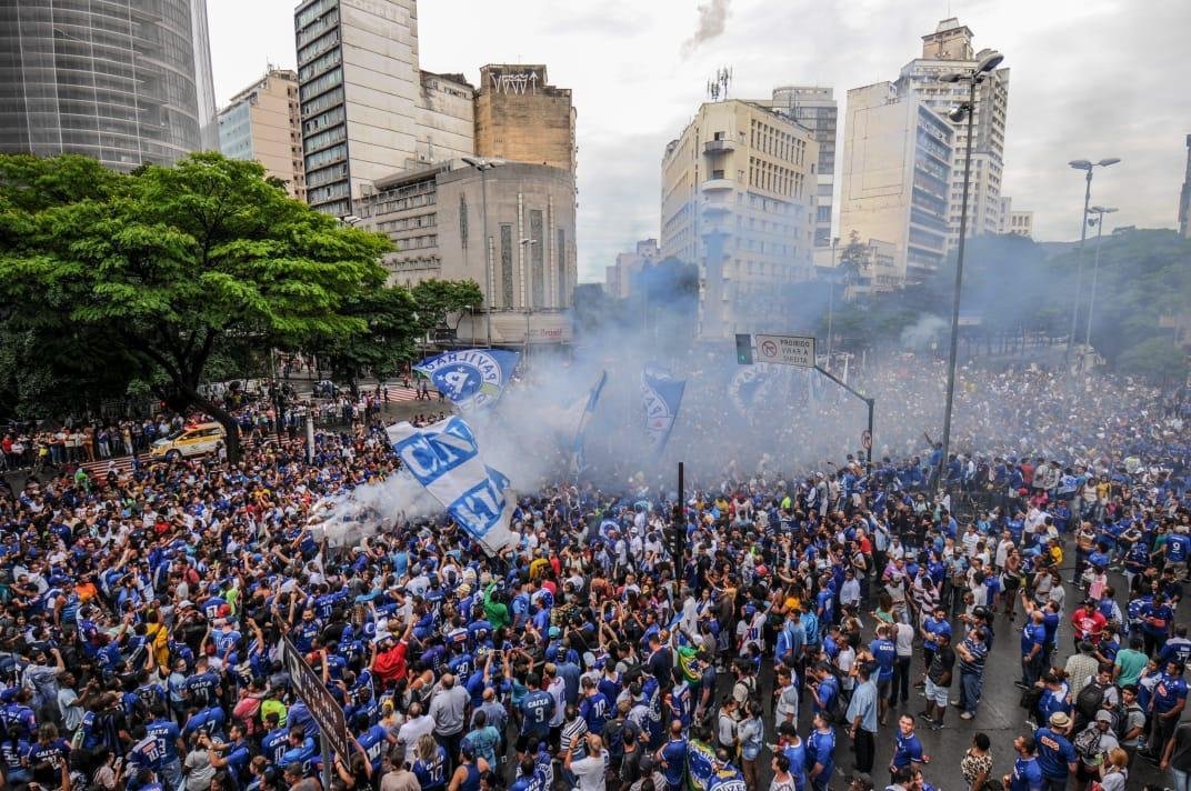 Praa Sete colorida de azul e branco! Multido cruzeirense vai s ruas celebrar a conquista do hexa da Copa do Brasil