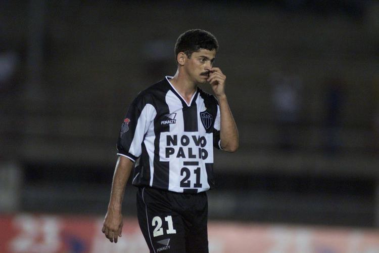 Na segunda passagem, entre 2000 e 2001, Valdir amargou o banco de reservas. Opção para o artilheiro Guilherme Alves, foram 31 partidas e sete gols.