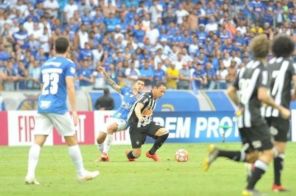 Fotos do primeiro tempo do clssico entre Cruzeiro e Atltico, pela final do Mineiro