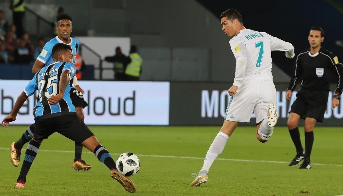 Cristiano Ronaldo marcou gol do Real de falta e deu ttulo mundial ao clube espanhol