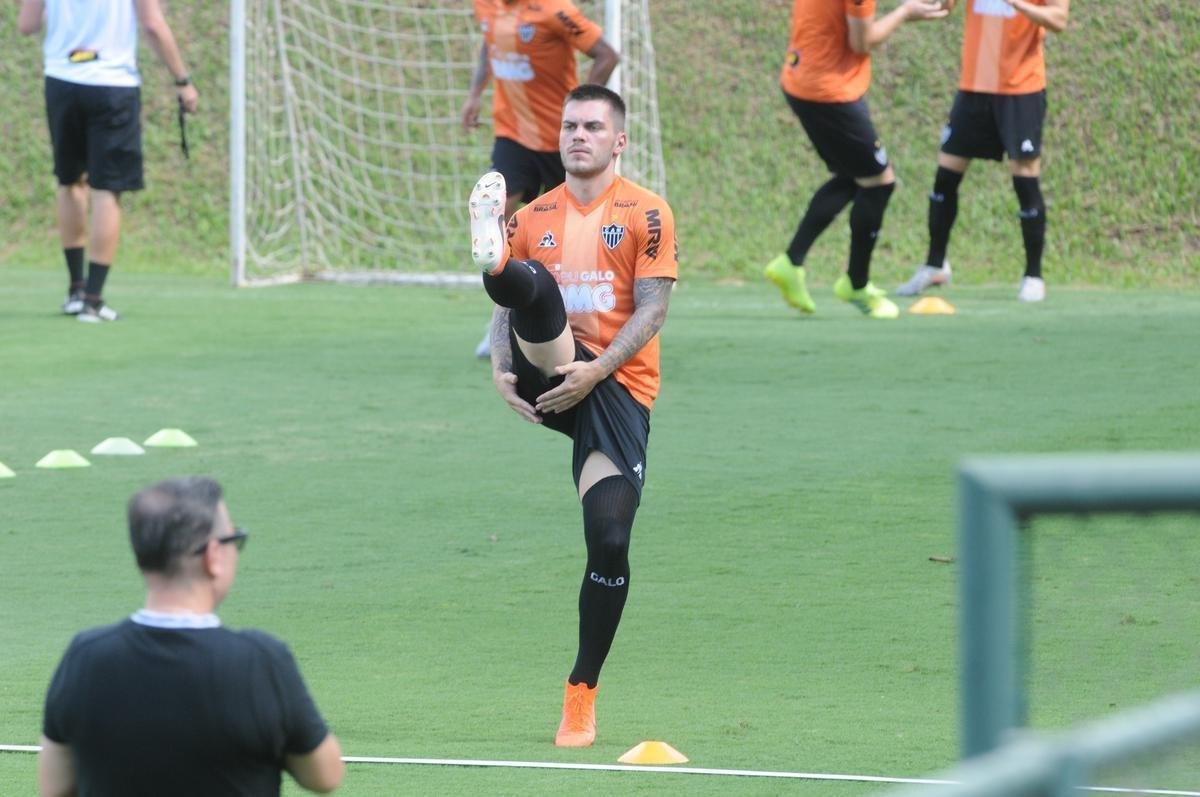 Treino do Atltico nesta segunda-feira, na Cidade do Galo, contou com a volta do meia  Juan Cazares. Direo no chegou a acordo para vend-lo a clube saudita. Tcnico Rafael Dudamel relacionou 23 jogadores para a viagem a Santa Fe, local da estreia na Sul-Americana, quinta-feira, contra o Unin-ARG. Jogador equatoriano ficou fora da lista.
