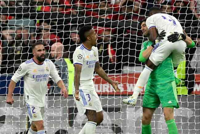 Com gol de Vinícius Júnior, Real Madrid vence Liverpool e