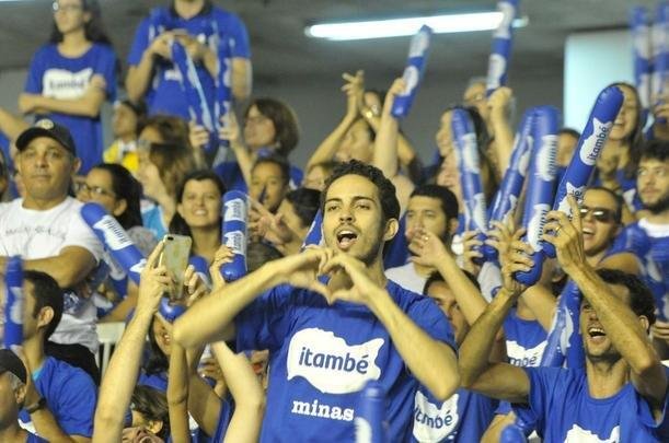 Veja fotos das torcidas na deciso da Superliga Feminina no Mineirinho