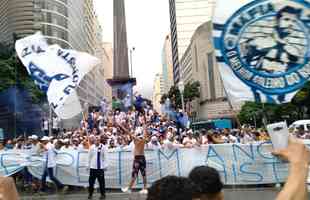Após deixarem a Toca da Raposa II, torcedores do Cruzeiro se dirigiram à Praça Sete, no Centro de Belo Horizonte, onde deram sequência ao protesto contra a saída do goleiro Fábio do clube.