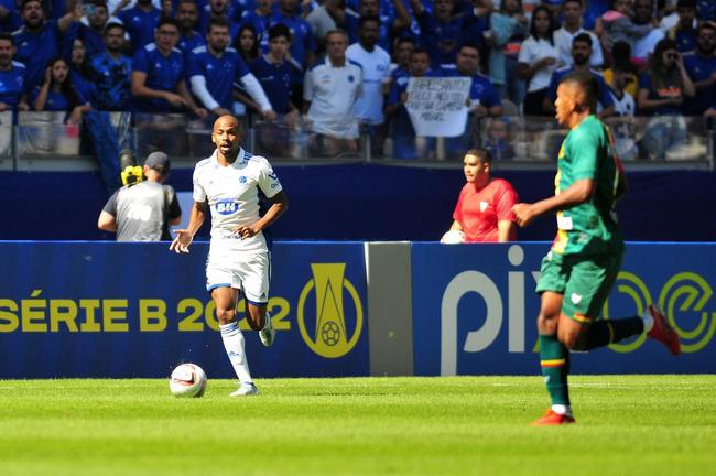 Cruzeiro domina Sampaio Corrêa e se isola na liderança da série B