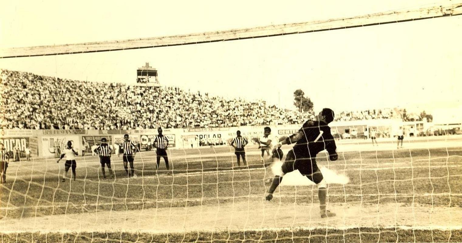 16/09/1964 - O jogador de futebol do Amrica, Jair Bala, cobra pnalti contra o Atltico, em jogo realizado no Independncia