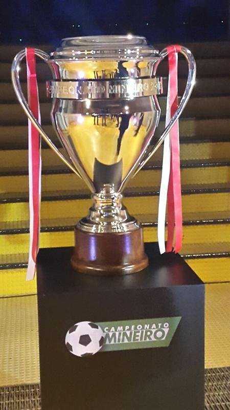 Jadson aceita oferta e aguarda volta de diretor para assinar com o Corinthians