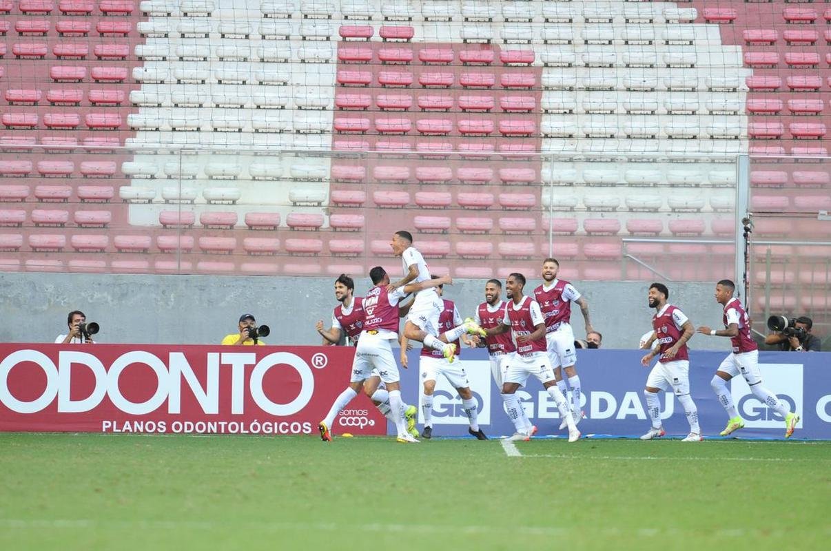 Gols de Arana e Savarino deram a vitria ao Atltico no clssico contra o Amrica pela sexta rodada do Mineiro