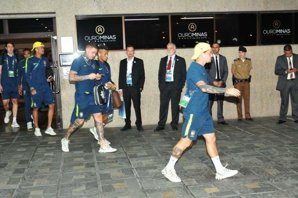 Jogadores da Seleo Brasileira deixaram o hotel rumo ao Mineiro e receberam apoio caloroso da torcida mineira para encarar a Argentina pela semifinal da Copa Amrica