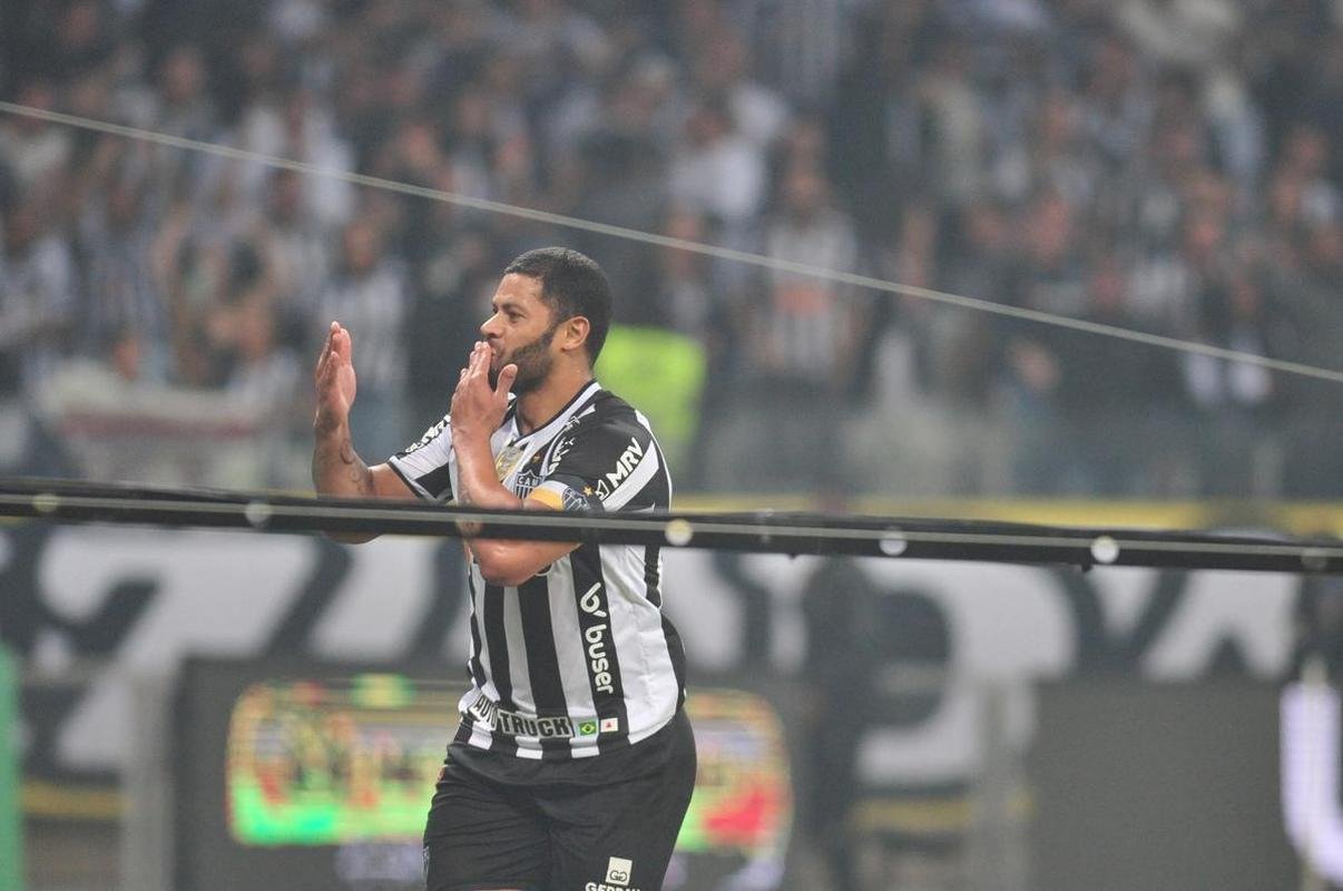 Hulk abriu o placar para o Galo com um golao: 1 a 0 Atltico