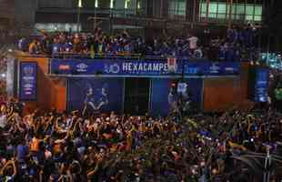 De Confins, jogadores do Cruzeiro hexacampees da Copa do Brasil saram em carro aberto pelas ruas de Belo Horizonte. No Centro da capital, milhares de pessoas aguardavam os jogadores para a festa.