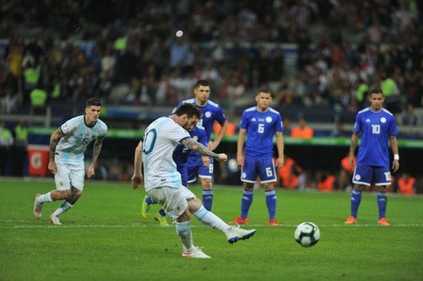 Fotos do duelo entre Argentina e Paraguai, no Mineiro, pela Copa Amrica