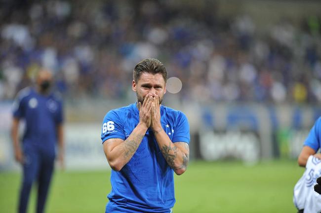 Ao lado dos filhos, Rafinha e Nicholas, Rafael Sobis foi aos prantos no Mineiro em sua despedida do futebol com a camisa do Cruzeiro. Depois de trocar a camisa com o histrico craque celeste Dirceu Lopes, ele saudou os torcedores e teve o nome gritado pelo estdio lotado. Noite foi de muita emoo para o agora ex-atacante, de 36 anos.