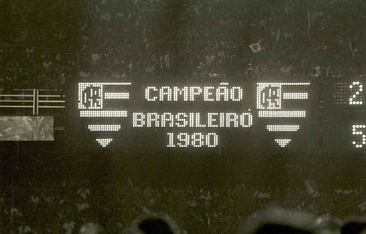 O Flamengo venceu o segundo jogo da deciso de 1980, por 3 a 2, e conquistou seu primeiro ttulo nacional. Nunes, duas vezes, e Zico marcaram para o time rubro-negro. Reinaldo fez os dois tentos do Galo e, junto de Palhinha e Chico, recebeu carto vermelho. O Flamengo conquistou o ttulo por ter feito melhor campanha na semifinal (duas vitrias contra uma vitria e um empate do Galo).
